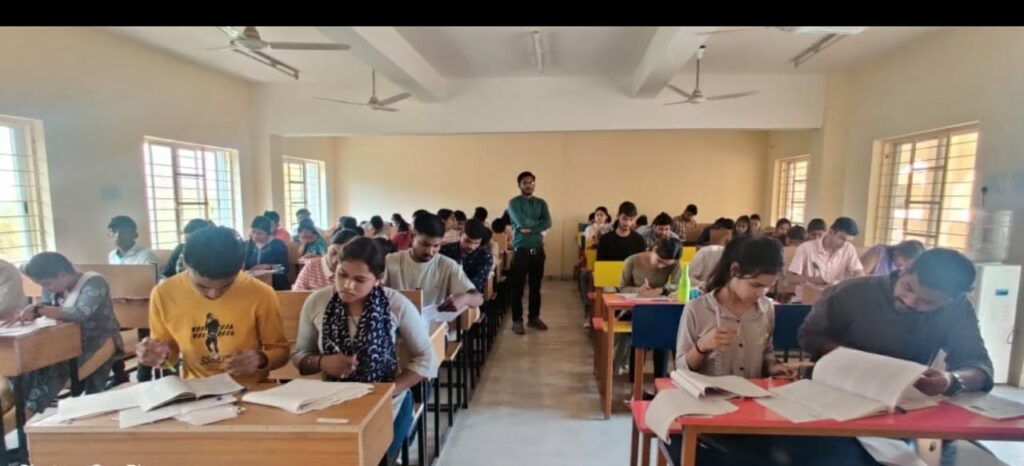 प्रेस विज्ञप्तिआज दिनांक 22/02/2024 गुरुवार को एनएसयूआई जिलाध्यक्ष रंजीत सिंह के नेतृत्व में महर्षि यूनिवर्सिटी में आंदोलन कर छत्तीसगढ़ निजी विश्वविद्यालय विनियामक आयोग के निरीक्षण समिति के अधिकारियों का घेराव किया गया