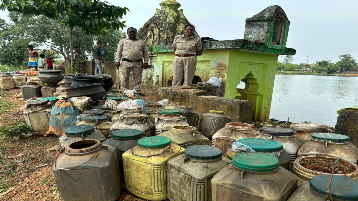 मंदिर के पास और तालाब से मिली आठ हजार लीटर शराब व लहान