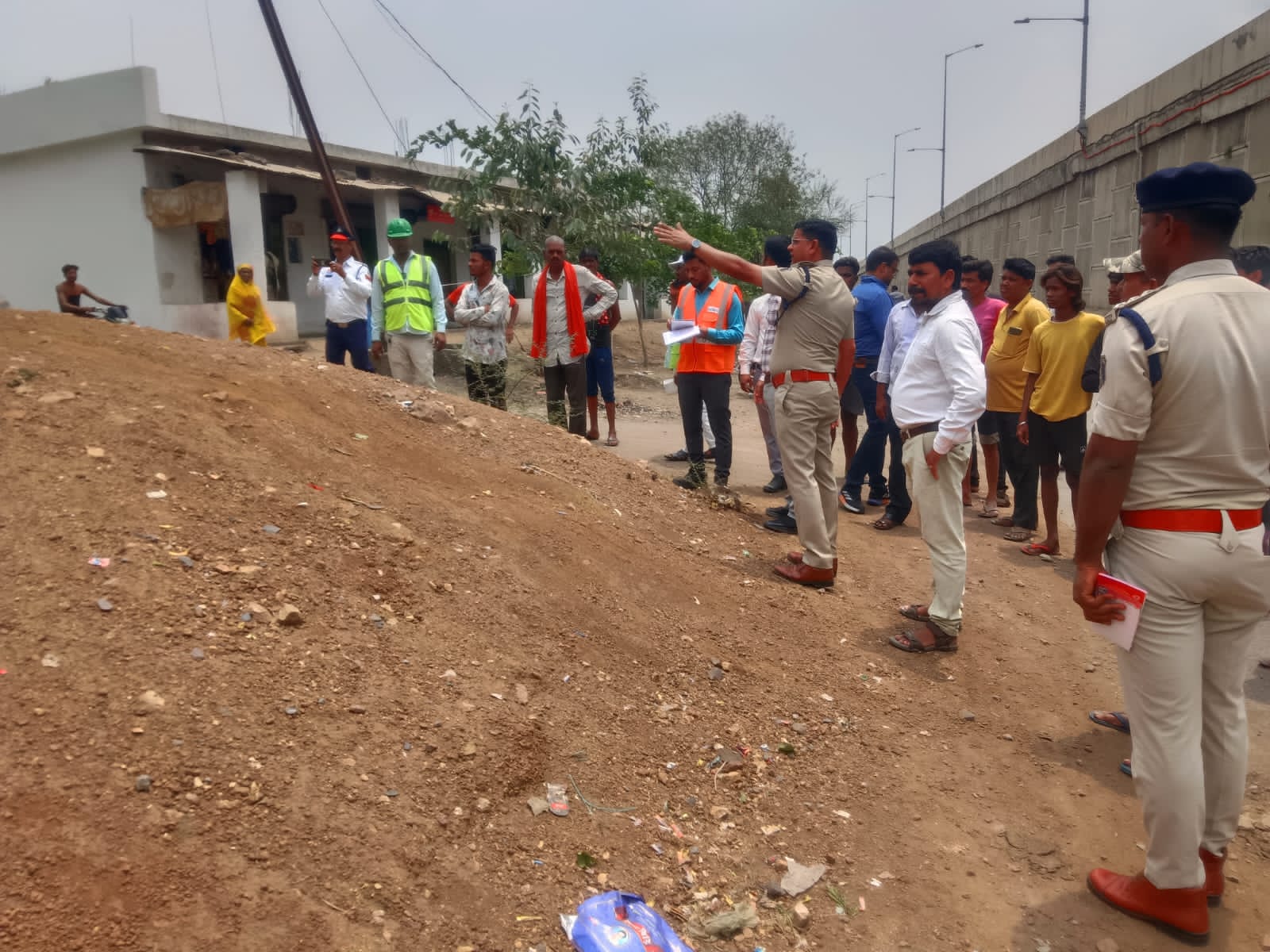 नेशनल हाईवे, ग्रामीण सड़क एवं अन्य प्रमुख मार्गो में अवैध अतिक्रमण करते हुए सुरक्षा को ताक में रखकर विभिन्न व्यावसायों का संचालन कर रहे लोगों पर की जाएगी कठोर कार्यवाही