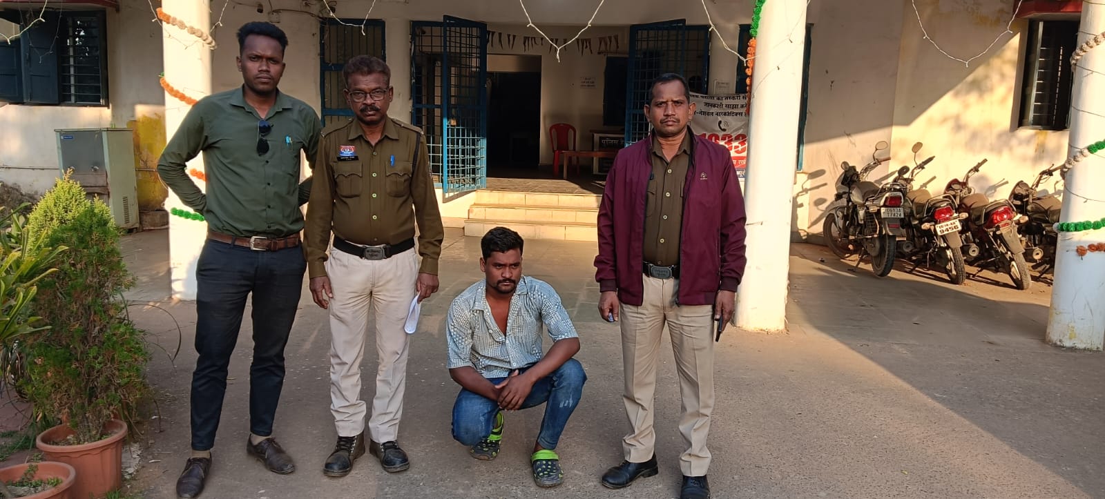 पुसौर पुलिस की अवैध शराब पर कार्रवाई, बाजार परिसर में अवैध महुआ शराब के साथ एक युवक को किया गिरफ्तार