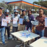 छातामुड़ा चौक पर रायगढ़ पुलिस का सघन यातायात जागरूकता अभियान, बिना हेलमेट दुपहिया चालकों पर कार्रवाई के साथ हेलमेट वितरण