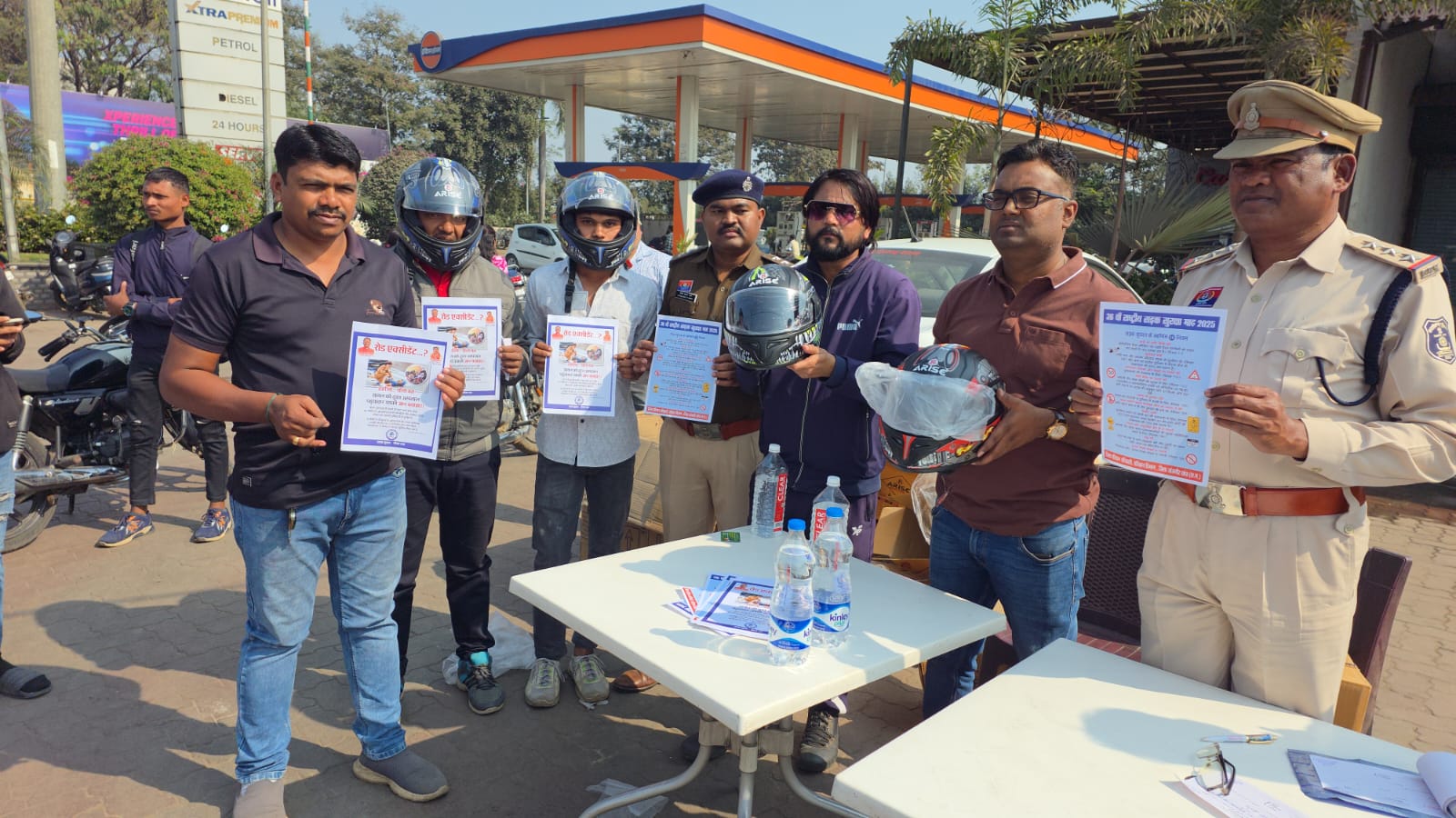 छातामुड़ा चौक पर रायगढ़ पुलिस का सघन यातायात जागरूकता अभियान, बिना हेलमेट दुपहिया चालकों पर कार्रवाई के साथ हेलमेट वितरण