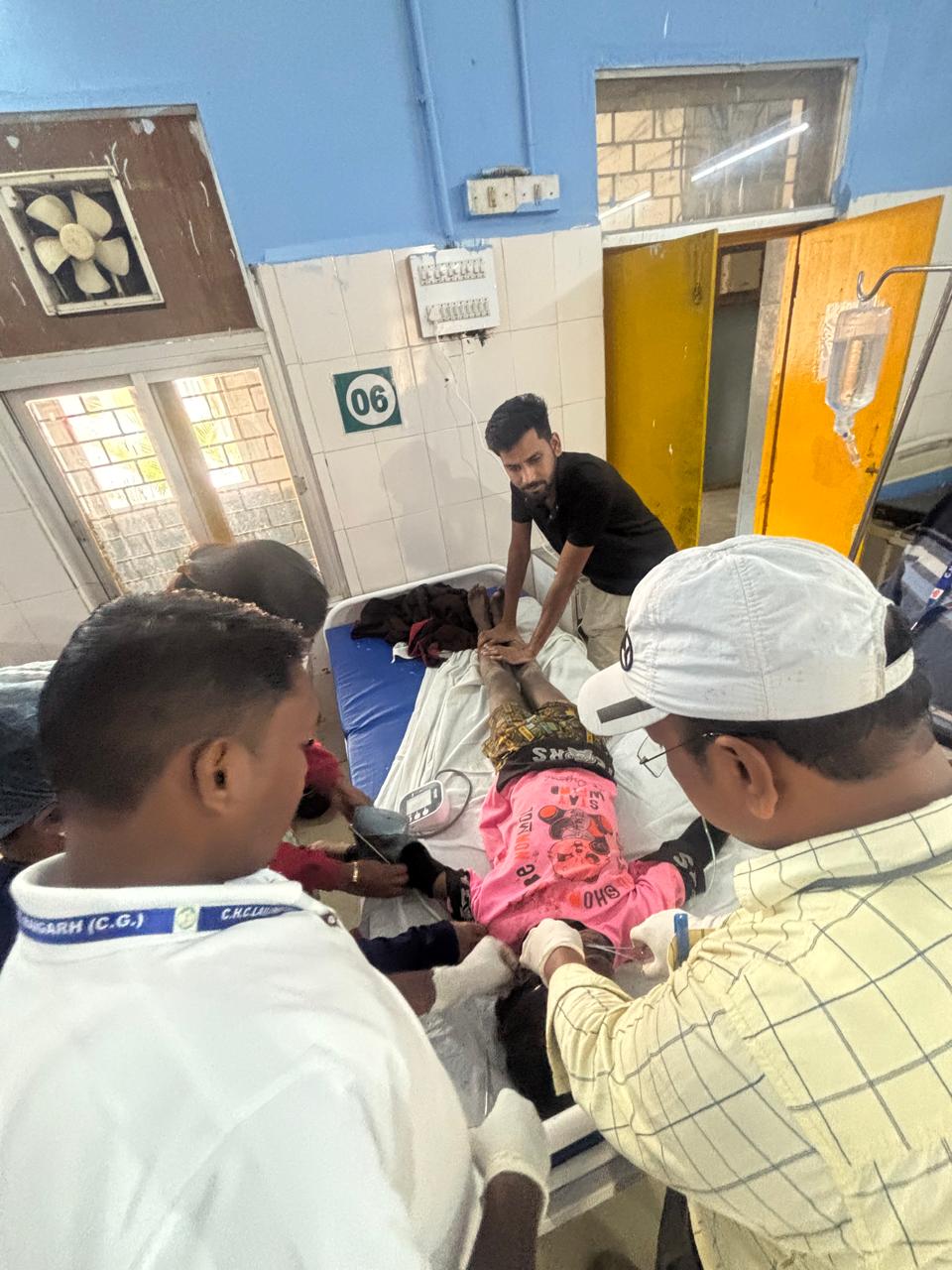 मधुमक्खियों के झुंड में फंसे ग्राम कमरगा के युवकों को रायगढ़ पुलिस जवान ने जान जोखिम में डालकर बचाया