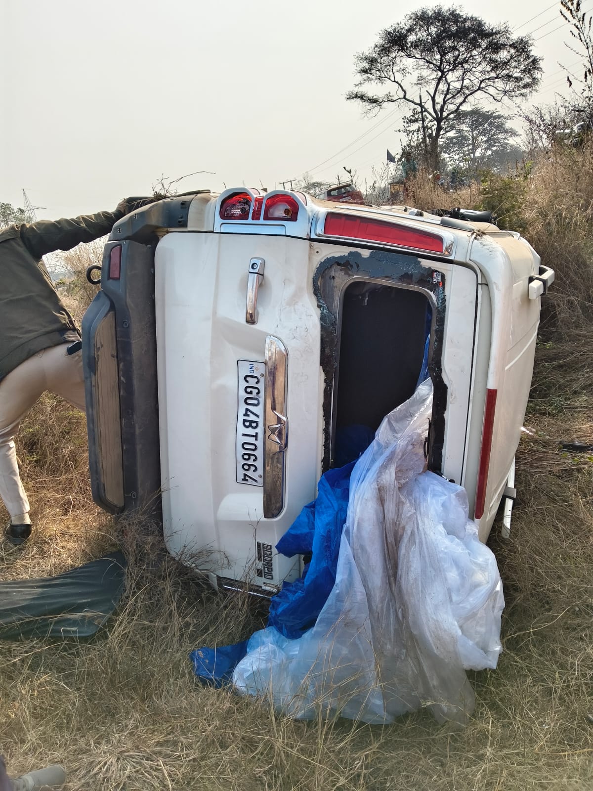 हाईवे पर पुलिस को देखकर भाग रही संदिग्ध स्कॉर्पियो पलटी, वाहन से डीजल व औजार बरामद डीजल चोरी गैंग की आशंका