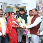 मुख्यमंत्री विष्णु देव साय ने महापौर निवास पहुंच नवदम्पति को दिया आशीर्वाद