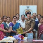 पुलिस कार्यालय रायगढ़ की मुख्य लिपिक मनोरमा बोहिदार 31 वर्षों की सेवा के बाद सेवानिवृत्त, गरिमामय समारोह में दी गई भावभीनी विदाई