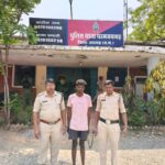 पारिवारिक नाराजगी में बेटे ने मां पर फावड़े से किया जानलेवा हमला—महिला की मौके पर मौत, रैरूमाखुर्द की घटना