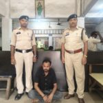 रायगढ़ पुलिस की लगातार सख्त कार्रवाई से बढ़ा खौफ, फरार ऑनलाइन सट्टा का मुख्य आरोपी पिंटू हलवाई ने किया सरेंडर