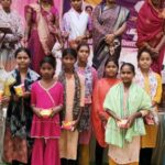 सेनेटरी नैपकिन निर्माण से आत्मनिर्भर बन रहीं वनांचल की महिलाएं