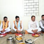 गुरु भक्ति और सादगी की मिसाल: मुख्यमंत्री श्री विष्णु देव साय ने श्रद्धालुओं संग पंगत में बैठकर ग्रहण किया भंडारा प्रसाद