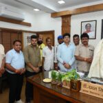 पूर्व मुख्यमंत्री एवं विधानसभा अध्यक्ष डॉ. रमन सिंह से आत्मीय सौजन्य मुलाकात किया=छाया विधायक महेश साहू