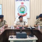 रायगढ़ एसएसपी श्री शशि मोहन सिंह ने पुलिस नियंत्रण कक्ष में राजपत्रित अधिकारियों एवं थाना-चौकी प्रभारियों की ली अपराध समीक्षा बैठक